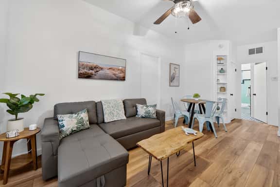 Vintage Florida Pet-Friendly Retreat - Image 1