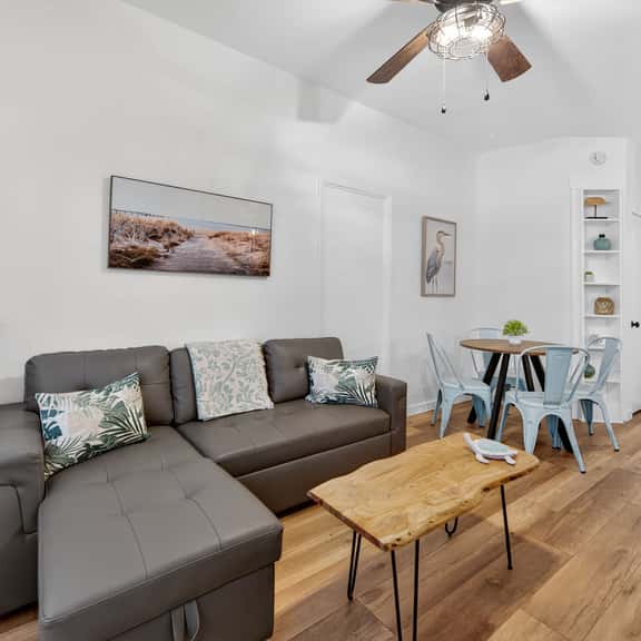 Vintage Florida Pet-Friendly Retreat - Image 1