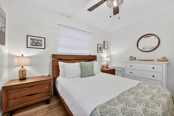 Vintage Florida Pet-Friendly Retreat - Image 3