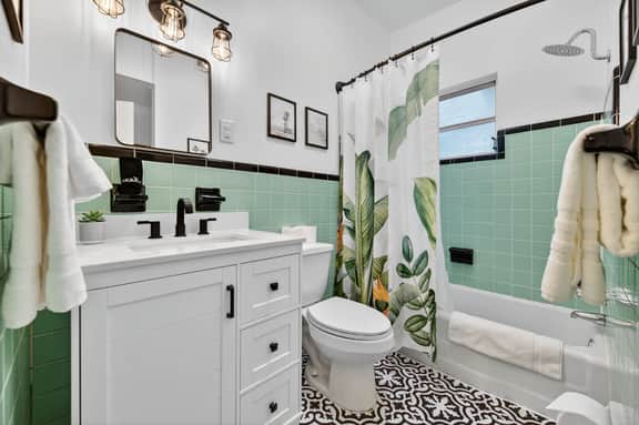 Vintage Florida Pet-Friendly Retreat - Image 4
