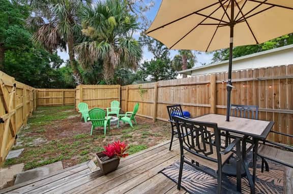 Vintage Florida Pet-Friendly Retreat - Image 5